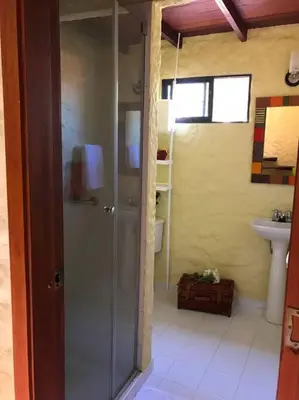 a bathroom with a shower and a sink at Casa de playa Nijegi en Santa Veronica in Juan de Acosta