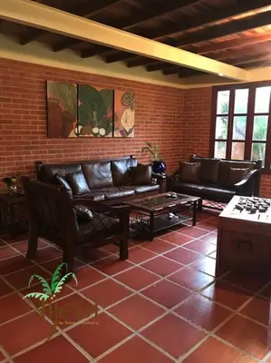 a living room with leather couches and a table at Casa de playa Nijegi en Santa Veronica in Juan de Acosta