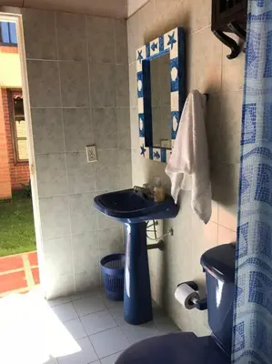 a bathroom with a blue sink and a mirror at Casa de playa Nijegi en Santa Veronica in Juan de Acosta