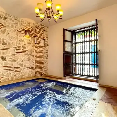 Gorgeous 8 BR House w/ Pool in the Old City