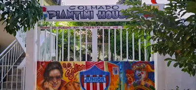 a white gate with a sign that reads colombia plantation house at Piantini Houses in Coveñas