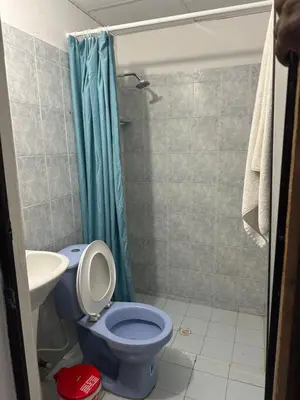 a bathroom with a blue toilet and a sink at Casa Tamarielys 3 Habitaciones in Cartagena de Indias