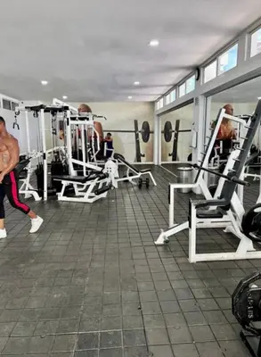 a gym with several chairs and a man in a gym at Apartamento con terraza Frente al Mar in Cartagena de Indias