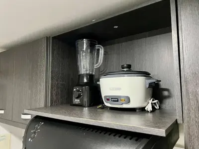 a blender sitting on a shelf in a kitchen at Tu lugar ideal cerca al mar apartamento MyM in Coveñas