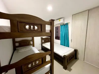 a bedroom with two bunk beds in a room at Tu lugar ideal cerca al mar apartamento MyM in Coveñas