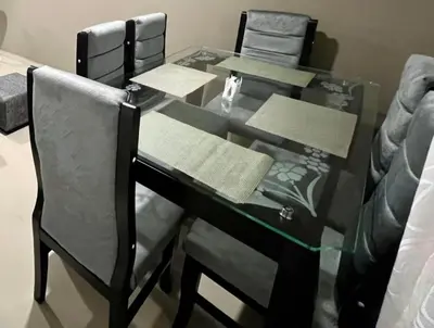 a glass dining table with two chairs and a glass table and chairs at Tu lugar ideal cerca al mar apartamento MyM in Coveñas