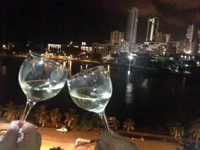 two wine glasses filled with water at night at Fabuloso estudio con vista al laguito in Cartagena de Indias
