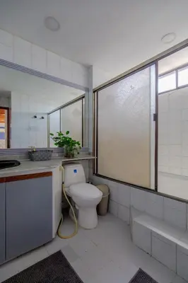 a bathroom with a toilet and a sink at Amplia habitación con vista al mar y baño privado in Cartagena de Indias