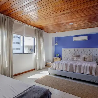 Amplia habitación con vista al mar y baño privado