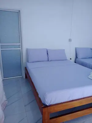 a bed in a room with a window at Hostal torres del caribe in San Bernardo del Viento