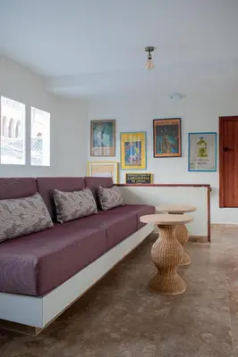 a living room with a purple couch and a table at Casa Noa Colonial Rooms in Cartagena de Indias