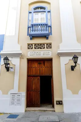 a building with a blue window and a wooden door at Edificio Ayos dentro la ciudad amurallada in Cartagena de Indias