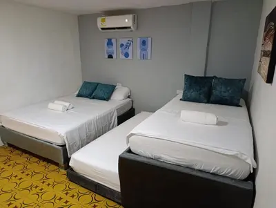 two beds in a small room withthritisthritislictslicts at Casa vacacional, cerca del aeropuerto in Cartagena de Indias