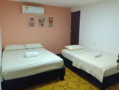 a room with two beds in a room at Casa vacacional, cerca del aeropuerto in Cartagena de Indias