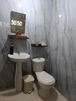 a bathroom with a toilet and a sink at Casa vacacional, cerca del aeropuerto in Cartagena de Indias