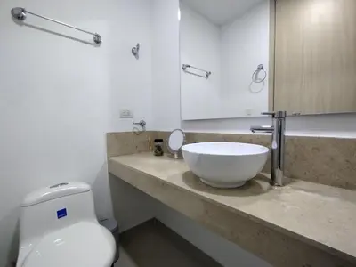 a bathroom with a bowl sink and a toilet at Acogedor apartamento en exclusivo barrio de Barranquilla BUENAVISTA - SUNSET VIEW in Barranquilla