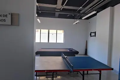 a ping pong table in an empty room with a ping pong table at Acogedor apartamento en exclusivo barrio de Barranquilla BUENAVISTA - SUNSET VIEW in Barranquilla