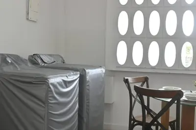 a dining room with a table and a chair at Apartahotel Edificio Baquero x10 Apto 403 in Barranquilla
