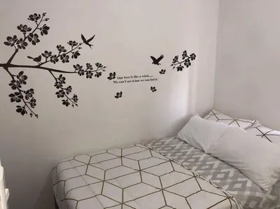 a bedroom with a bed with birds on a wall at Acogedor apartamento en Cartagena/asequible in Cartagena de Indias