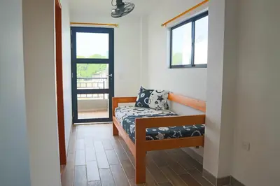 a small room with a bench and a window at CABAÑA PLAYA MAR in Coveñas