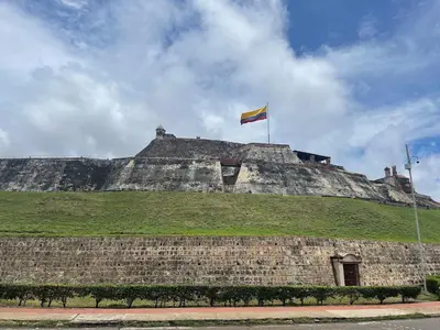 a flag flying on top of a castle at U-GO Espectacular Casa en Barú con Vistas al Mar in Cartagena de Indias