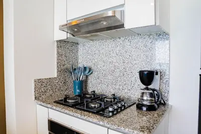 a kitchen counter with a stove and a blender at U-GO Morros City Bocagrande Frente al Mar in Cartagena de Indias
