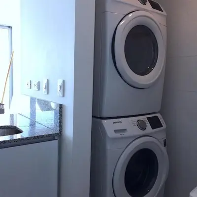 a washing machine and a dryer in a bathroom at U-GO Morros City Bocagrande Frente al Mar in Cartagena de Indias