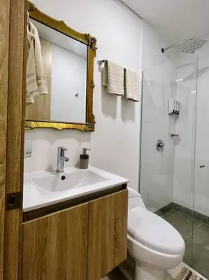 a bathroom with a sink and a toilet and a mirror at Moderno y amplio apartamento cerca a la playa! in Cartagena de Indias