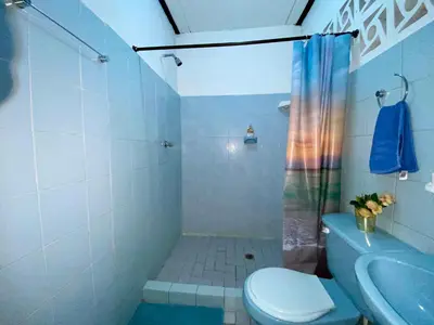 a bathroom with a shower and a toilet and a sink at Habitación Multiple cerca de aeropuerto in Cartagena de Indias