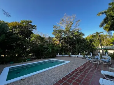 a swimming pool in a yard with chairs and a table at Casa finca Santiago Tolú in Altamira