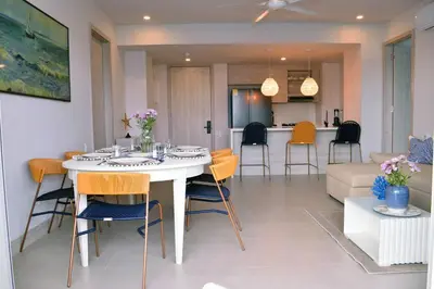 a dining room and living room with a table and chairs at Lujoso Penthouse - Vista al Mar - Playa Privada in Cartagena de Indias