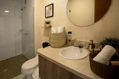 a bathroom with a sink and a toilet and a mirror at Un espacio sofisticado en medio de El Laguito Edificio Poseidon del Caribe in Cartagena de Indias