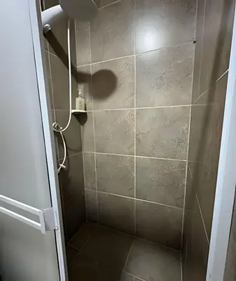 a bathroom with a shower with a glass door at Céntrico y confortable apto casa Doña yola 5 in Cartagena de Indias
