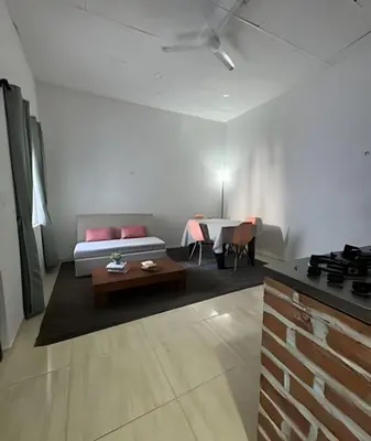 a living room with a couch and a table at Céntrico y confortable apto casa Doña yola 5 in Cartagena de Indias