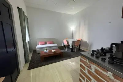 a living room with a couch and a table at Céntrico y confortable apto casa Doña yola 5 in Cartagena de Indias