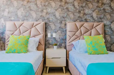 two beds sitting next to each other in a bedroom at U-GO Ocean Drive: Apto Moderno con Balcón y Mar in Cartagena de Indias