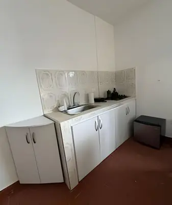 a kitchen with white cabinets and a sink at Céntrico y confortable apto Casa Doña yola 7 in Cartagena de Indias