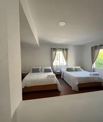 a bedroom with two beds and a window at Céntrico y confortable apto Casa Doña yola 8 in Cartagena de Indias