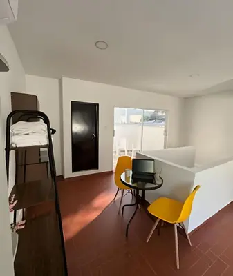 a room with a bunk bed and a table and chairs at Céntrico y confortable apto Casa Doña yola 8 in Cartagena de Indias