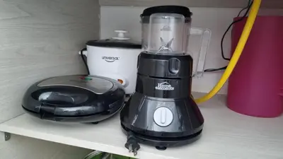 a black blender sitting on a shelf at Apartamento de descanso Om Shanti Om in Coveñas