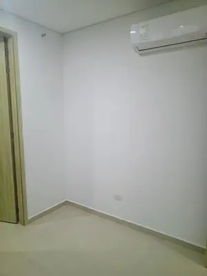 an empty room with a white wall and a fan at Apartamentos Mi Reserva OK - Fontaine Bleu in Coveñas