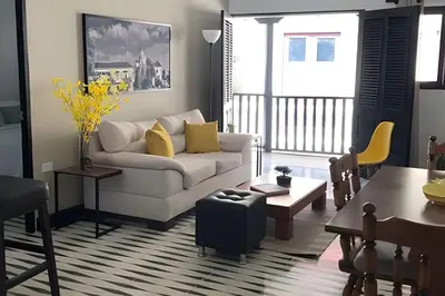 a living room with a couch and a table at Céntrico y confortable apto Casa Doña Yola 11 in Cartagena de Indias