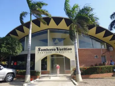 a building with palm trees in front of it at Espectacular casa en oferta con piscina privada y vista al mar in Carretal