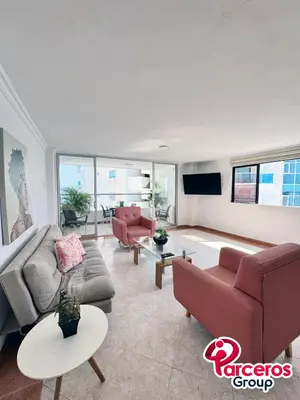 a living room with two couches and a tv at Amplio Apartamento Para Grupos Cerca Al Mar Por Parceros Group in Cartagena de Indias