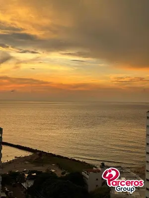 a view of the ocean at sunset from a hotel at Amplio Apartamento Para Grupos Cerca Al Mar Por Parceros Group in Cartagena de Indias