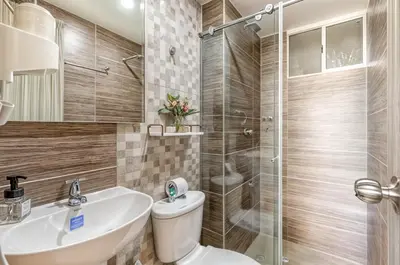 a bathroom with a shower and a toilet and a sink at Loft en Nrt de Barranquilla - Piscina - Mall 3 Min in Barranquilla