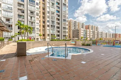 a pool in the middle of a courtyard with tall buildings at Loft en Nrt de Barranquilla - Piscina - Mall 3 Min in Barranquilla