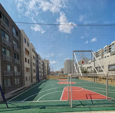 a tennis court with a net in a building at Loft en Nrt de Barranquilla - Piscina - Mall 3 Min in Barranquilla