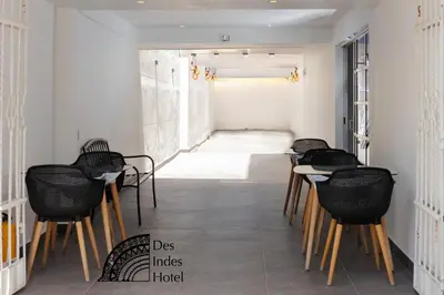 a row of tables and chairs in a room at DES INDES CARTAGENA in Cartagena de Indias