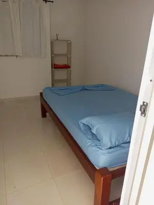 a bed with blue sheets in a room at Apartamentos Mi Reserva OK - Miraluna in Coveñas
